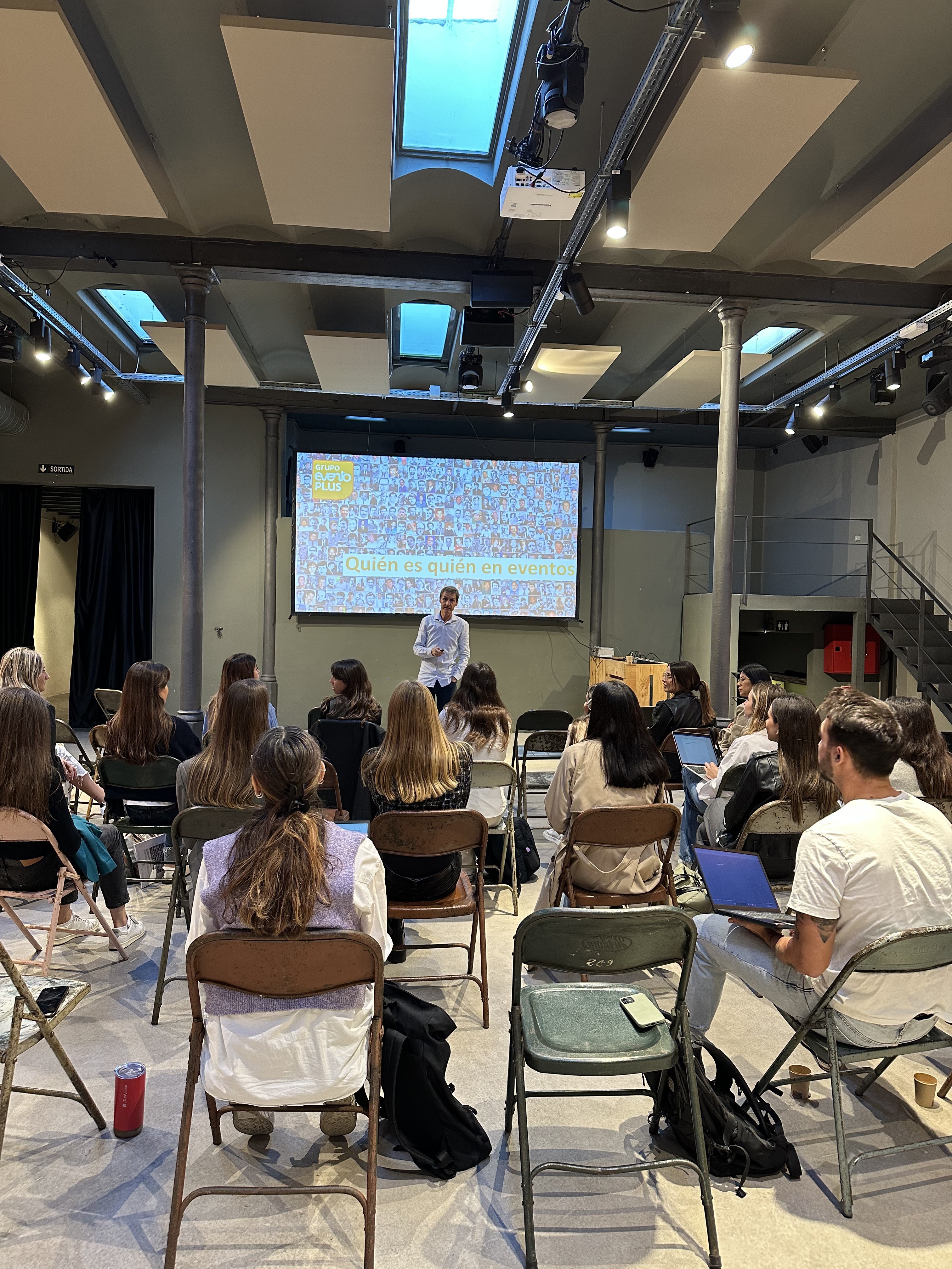 Conferencia con proyección sala de eventos Eixample